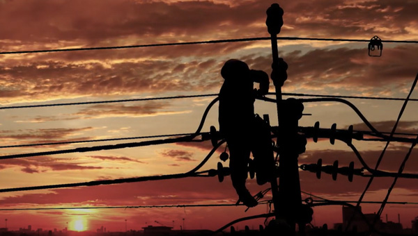 GridLiance transmission technician upgrading the lines to improve energy reliability.